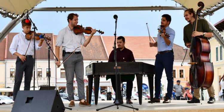 Na námestí to rozbalila Sajó Banda