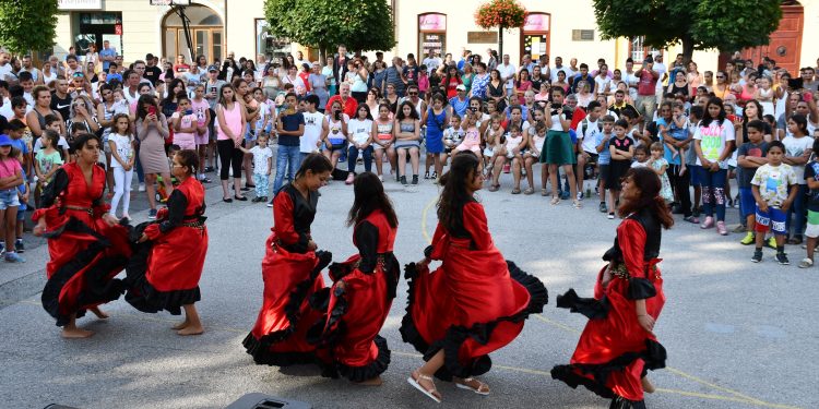 Námestie ožilo spevom a tancom