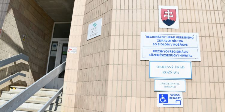 Okres Rožňava mieri do červenej farby