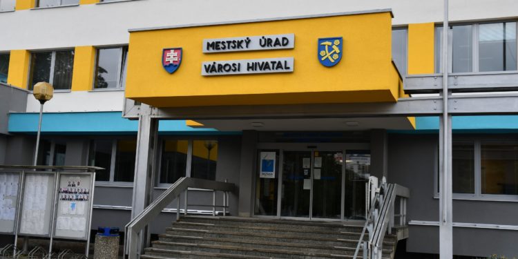 Očkovanie proti ochoreniu COVID-19 v sále Mestského úradu