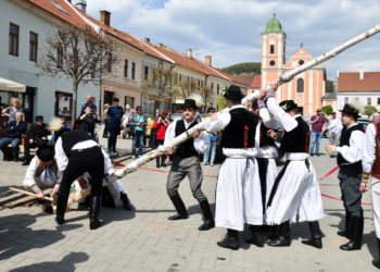 Na námestí postavili máj