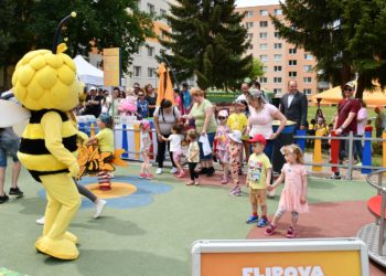 O prestrihnutie pásky sa postarali deti