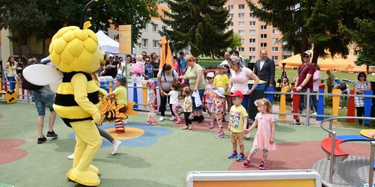 O prestrihnutie pásky sa postarali deti