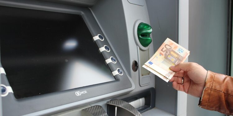 Banky sprísňujú limity na výbery z bankomatov: Ako sa menia podmienky?