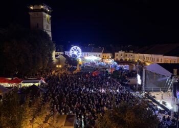 Jubilejný 40. ročník Rožňavského jarmoku: dážď ľudí neodradil, námestie ožilo novou Fun zónou
