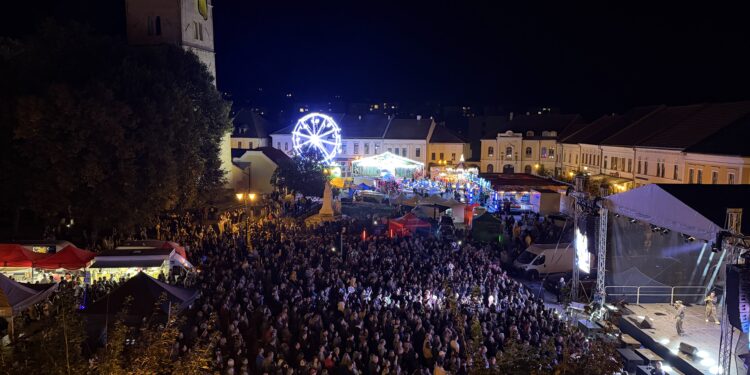 Jubilejný 40. ročník Rožňavského jarmoku: dážď ľudí neodradil, námestie ožilo novou Fun zónou