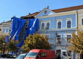Mesto Rožňava rieši havarijný stav rímsy na historickej Radnici: Práce obmedzia pohyb na námestí, dôležitá je bezpečnosť