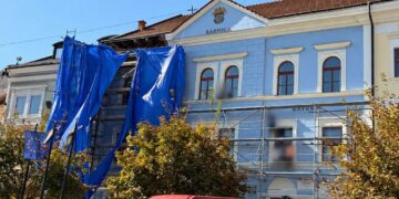 Mesto Rožňava rieši havarijný stav rímsy na historickej Radnici: Práce obmedzia pohyb na námestí, dôležitá je bezpečnosť